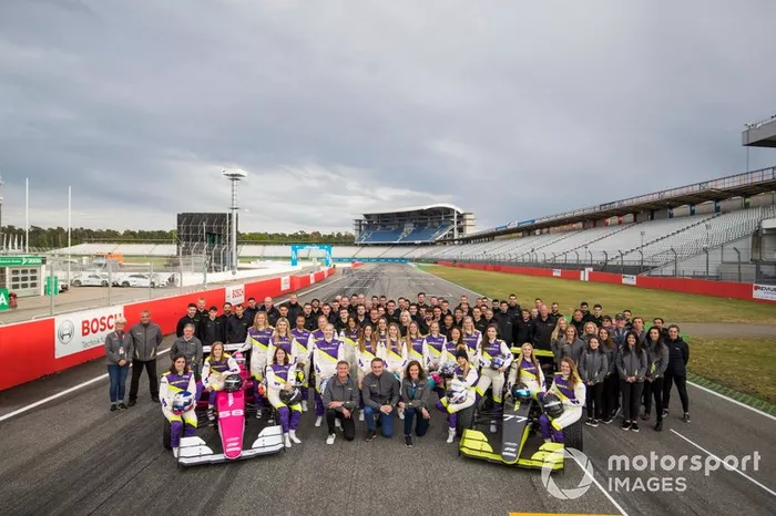 Pilotos con Lee McKenzie, David Coulthard 