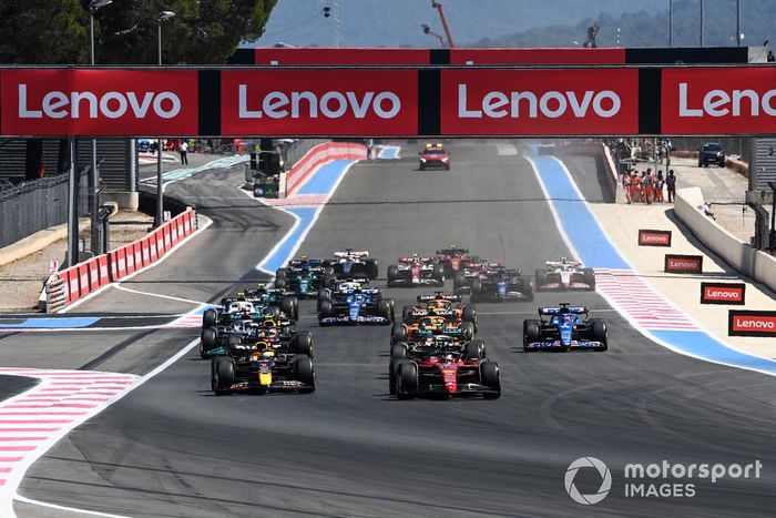 Arrancada: Charles Leclerc, Ferrari F1-75, Max Verstappen, Red Bull Racing RB18, Lewis Hamilton, Mercedes W13, Sergio Pérez, Red Bull Racing RB18, George Russell, Mercedes W13