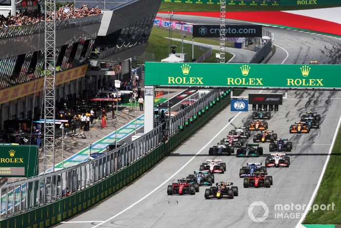 Max Verstappen, Red Bull Racing RB18, Charles Leclerc, Ferrari F1-75, lideran la salida