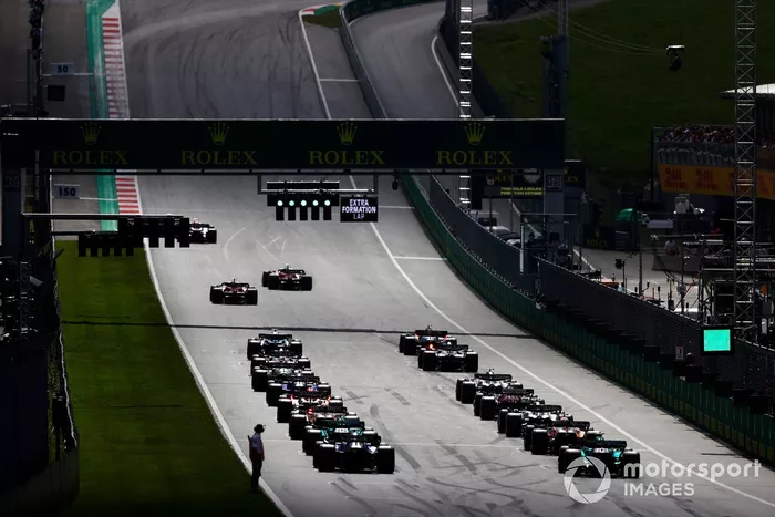 Los pilotos se alejan para la vuelta de formación