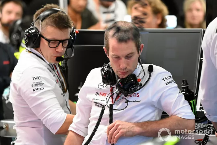 Ingenieros en el garaje de Mercedes