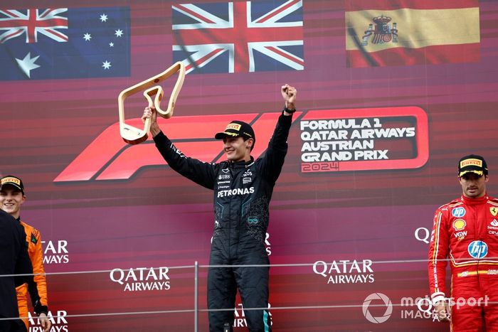 George Russell, Mercedes-AMG F1 Team, 1ª posición, levanta el trofeo de ganador