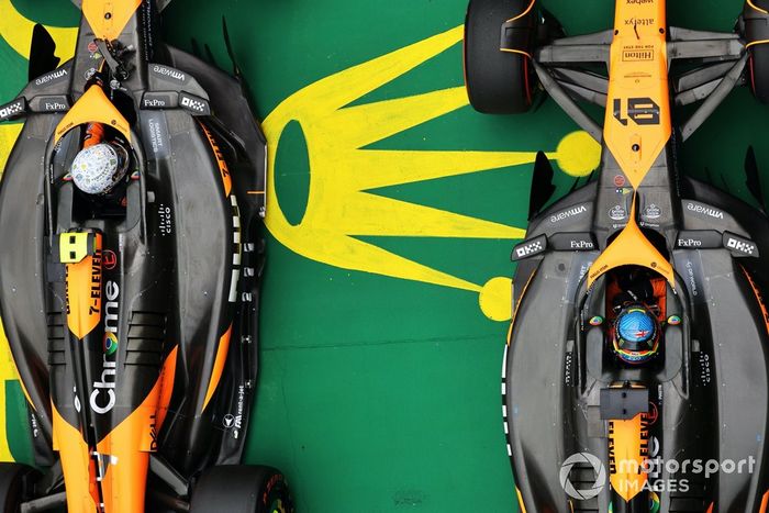 El hombre de la pole Lando Norris, McLaren MCL38, Oscar Piastri, McLaren MCL38, llegan al Parc Ferme tras la calificación