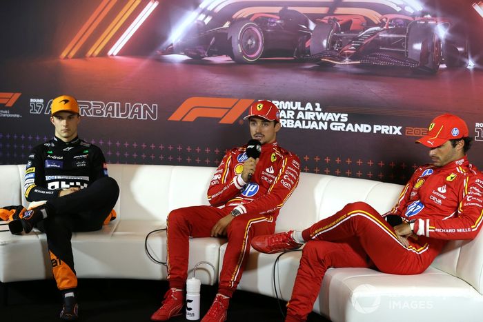 Oscar Piastri, McLaren F1 Team, zdobywca pole position Charles Leclerc, Scuderia Ferrari, Carlos Sainz, Scuderia Ferrari