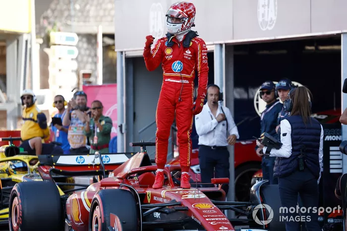 El polaco Charles Leclerc, de la Scuderia Ferrari, celebra su llegada al Parc Ferme