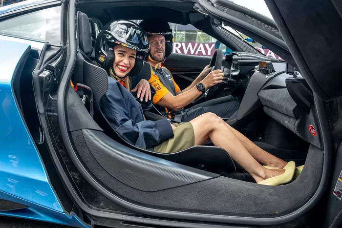 La actriz Emilia Clarke se prepara para una vuelta Pirelli Hot Laps en un McLaren conducido por Sam Bird.