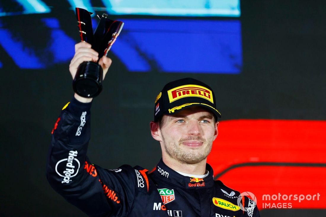 Max Verstappen, Red Bull Racing, 2ª posición, levanta el trofeo en señal de celebración. 