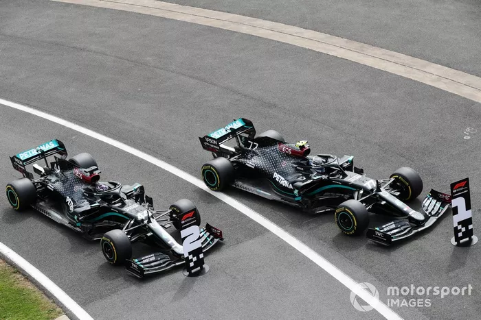 Ganador de la pole Valtteri Bottas, Mercedes F1 W11, y segundo puesto Lewis Hamilton, Mercedes F1 W11