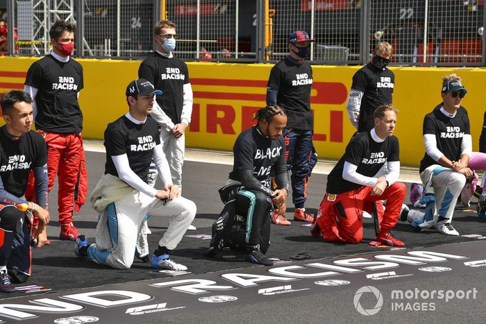 Lewis Hamilton, Mercedes-AMG F1, y los otros pilotos se arrodillan para mostrar su apoyo a la campaña para el fin del racismo