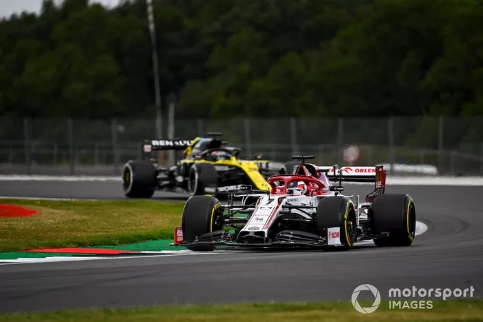 Kimi Raikkonen, Alfa Romeo Racing C39, Daniel Ricciardo, Renault F1 Team R.S.20