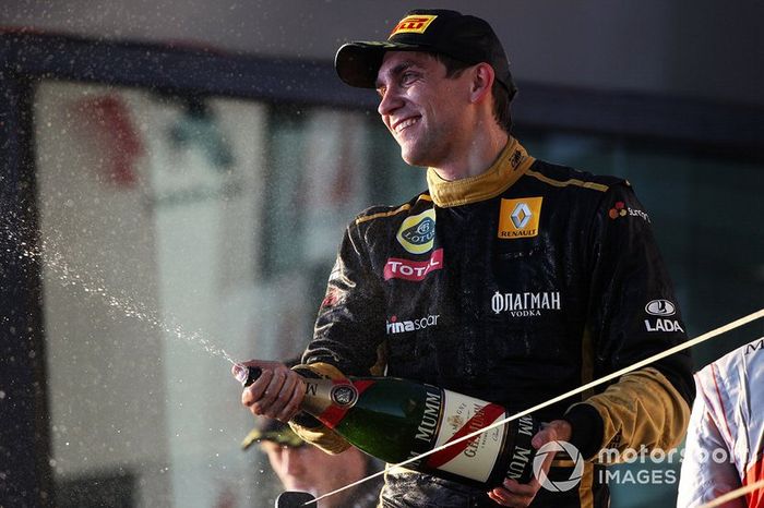 Podio: tercer lugar Vitaly Petrov, Lotus Renault GP celebra