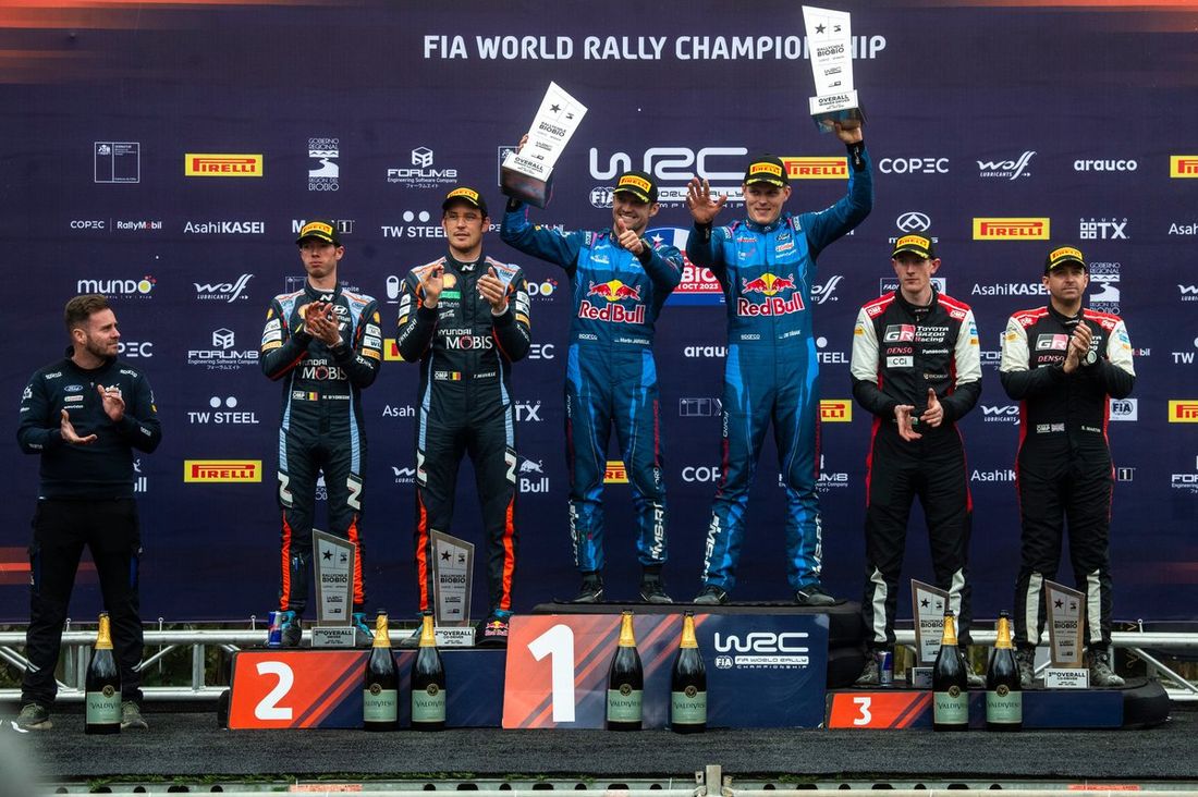 Podio: Ganadores Ott Tänak, Martin Järveoja, M-Sport Ford World Rally Team Ford Puma Rally1, segundo lugar Thierry Neuville, Martijn Wydaeghe, Hyundai World Rally Team Hyundai i20 N Rally1, tercer lugar Elfyn Evans, Scott Martin, Toyota Gazoo Racing WRT T