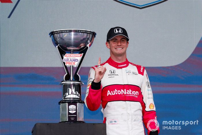 #27: Kyle Kirkwood, Andretti Autosport Honda, podio