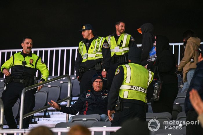 La policía expulsa a los aficionados de una grada