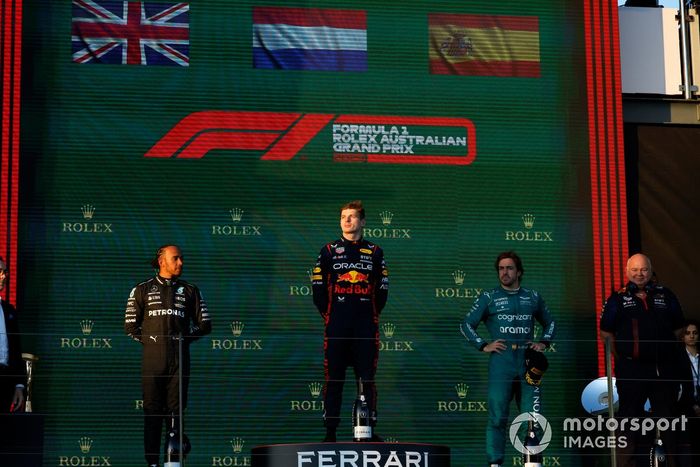 Podio: segundo lugar Lewis Hamilton, Mercedes-AMG, ganador Max Verstappen, Red Bull Racing, tercer lugar Fernando Alonso, Aston Martin F1 Team