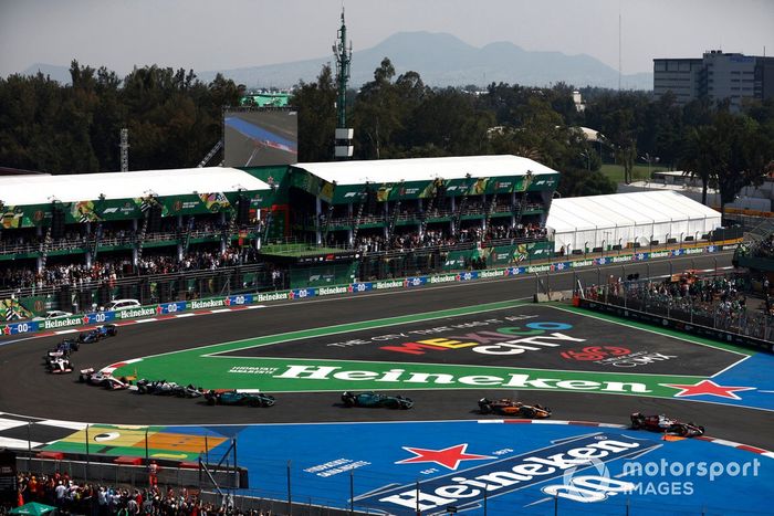 Zhou Guanyu, Alfa Romeo C42, Daniel Ricciardo, McLaren MCL36, Sebastian Vettel, Aston Martin AMR22