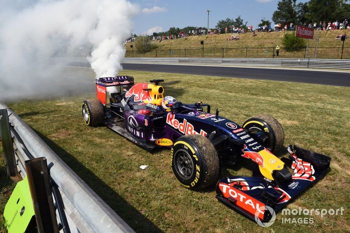 Daniel Ricciardo, Red Bull Racing RB11, tras sufrir un fallo de motor