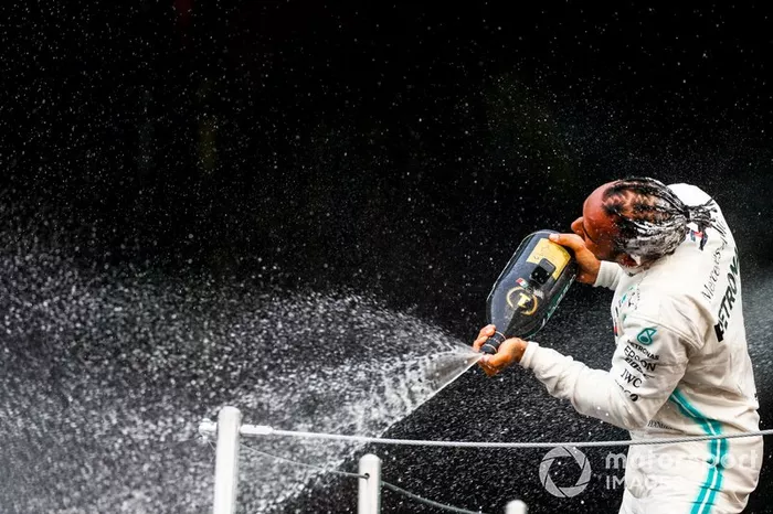 Podio: ganador de la carrera Lewis Hamilton, Mercedes AMG F1