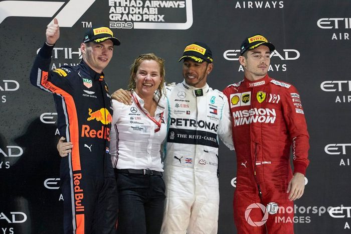 Britta Seeger junto a Max Verstappen, Red Bull Racing, Lewis Hamilton, Mercedes AMG F1, y Charles Leclerc, Ferrari. Ningún equipo ha fomentado tanto la visibilidad de mujeres exitosas en el podio como Mercedes.