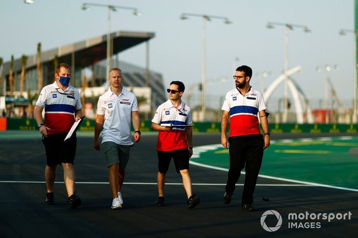 Nikita Mazepin, de Haas F1, recorre la pista con miembros de su equipo
