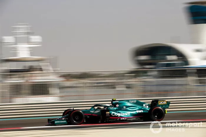 Sebastian Vettel, Aston Martin AMR21 adaptado (muleto) con los Pirelli de 18 pulgadas 