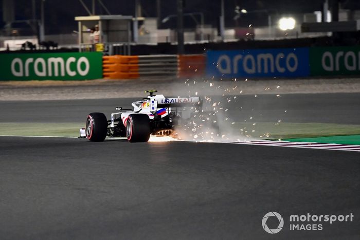 Las chispas salen del coche de Mick Schumacher, Haas VF-21