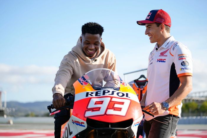 Ansu Fati, FC Barcelona, y Marc Márquez, Repsol Honda Team