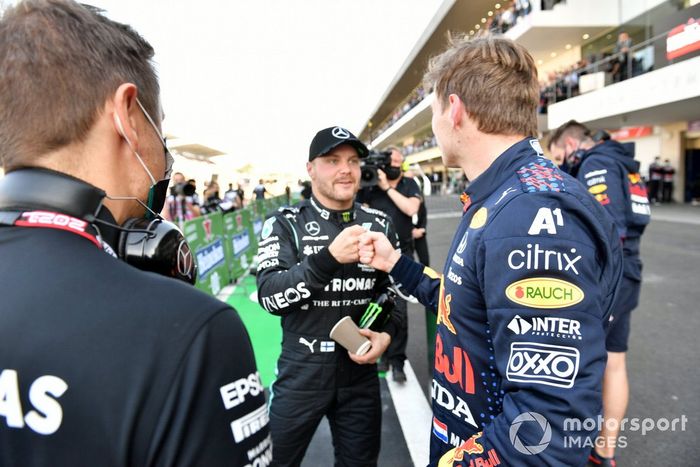 Ganador de la pole, Valtteri Bottas, de Mercedes, y Max Verstappen, de Red Bull Racing, se felicitan mutuamente tras la clasificación