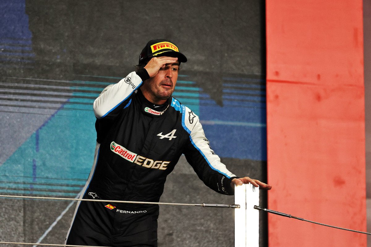 Fernando Alonso sur le podium à Losail.