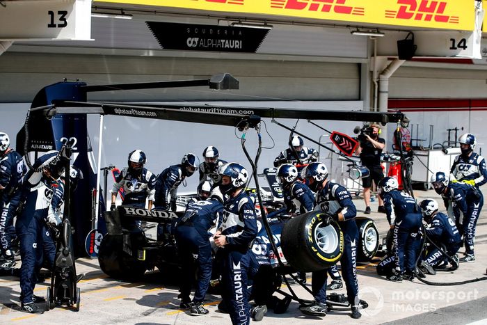 Pierre Gasly, AlphaTauri AT02, hace una parada en boxes