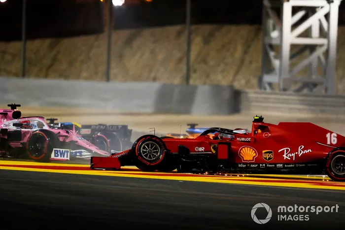 Charles Leclerc, Ferrari SF1000 con la suspensión delantera rota después de un accidente en la primera vuelta con Sergio Pérez, Racing Point RP20 