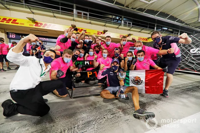 Ganador Sergio Pérez, Racing Point celebra con el equipo