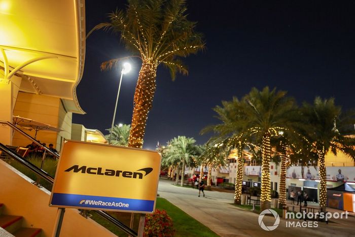 Letrero fuera del motorhome de McLaren