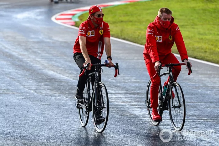 Sebastian Vettel, Ferrari, recorre la pista en bici