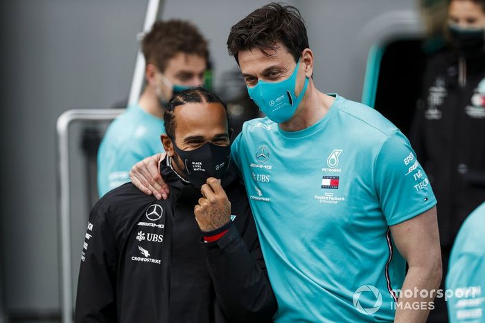 Lewis Hamilton, Mercedes-AMG F1, y Toto Wolf, Mercedes-AMG F1, celebran su 7º Mundial