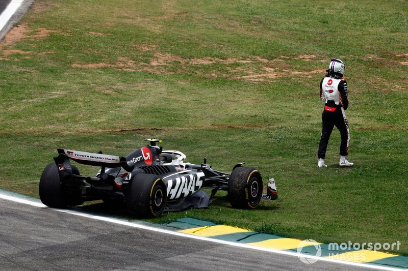 Nico Hulkenberg, Haas VF-24, se aleja de su coche