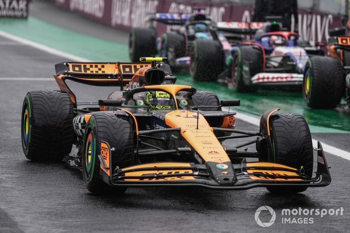 El hombre de la pole Lando Norris, McLaren MCL38, llega a Parc Ferme