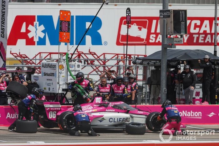 Helio Castroneves, Meyer Shank Racing Honda, parada en boxes