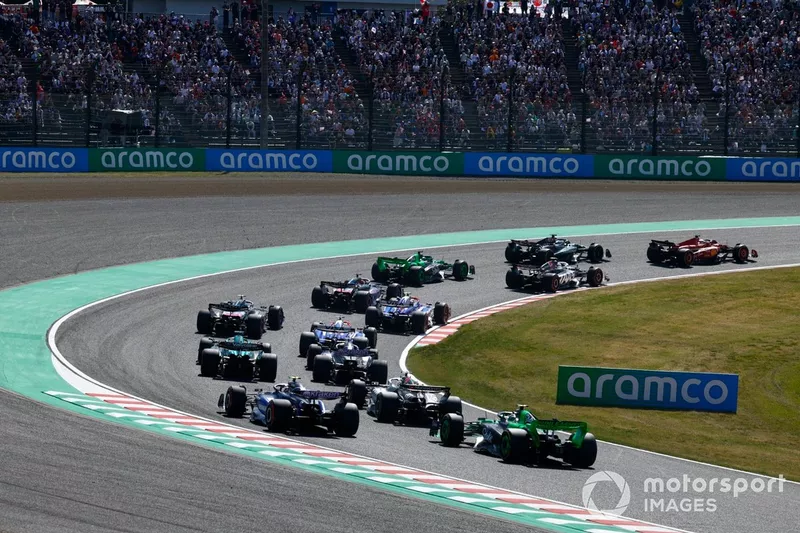 Charles Leclerc, Ferrari SF-24, George Russell, Mercedes F1 W15, Nico Hulkenberg, Haas VF-24, Valtteri Bottas, Kick Sauber C44, le reste du peloton au premier tour.