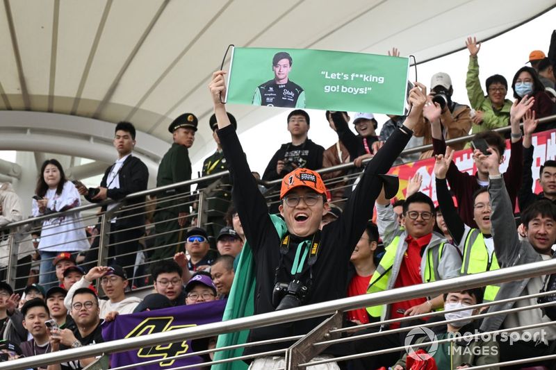 Un tifoso a sostegno di Zhou Guanyu, Team Stake F1 Kick Sauber