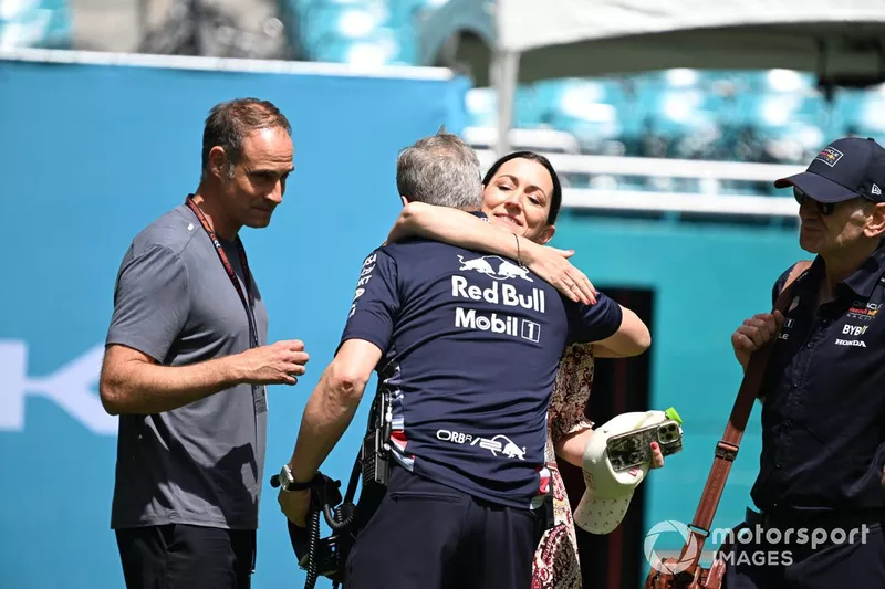 Paul Monaghan, ingénieur en chef de Red Bull Racing, embrasse Amanda Newey