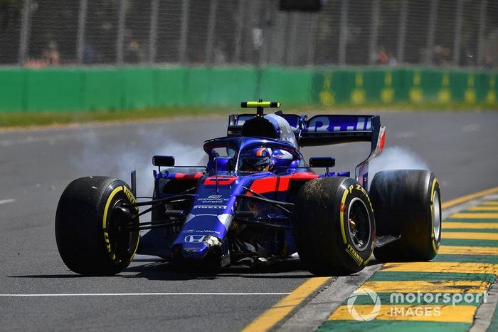 Alexander Albon, Toro Rosso STR14, sufre un trompo y daña el alerón delantero