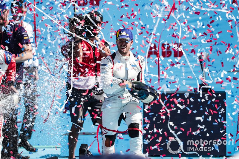 Sam Bird, Envision Virgin Racing, 1° classificato, spruzza lo champagne sul podio
