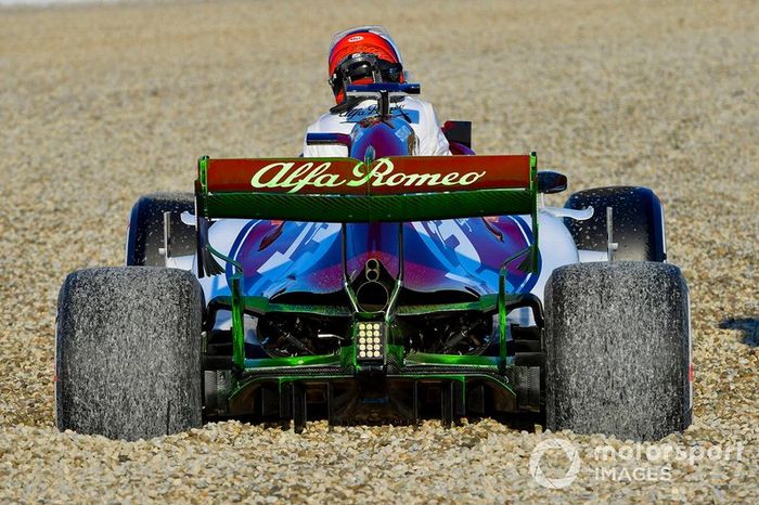 Kimi Raikkonen sale del Alfa Romeo Racing C38
