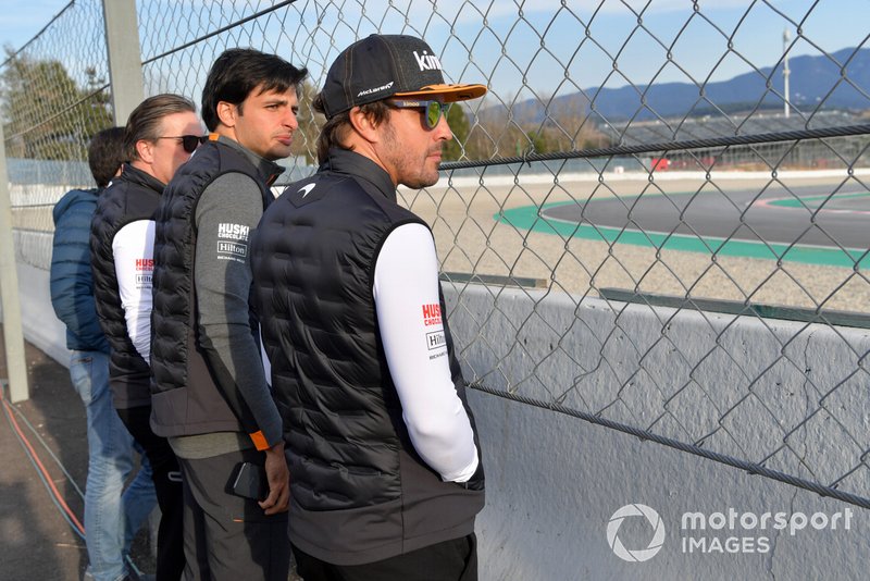 Zak Brown, PDG de McLaren Racing, Carlos Sainz Jr., McLaren et Fernando Alonso en bord de piste