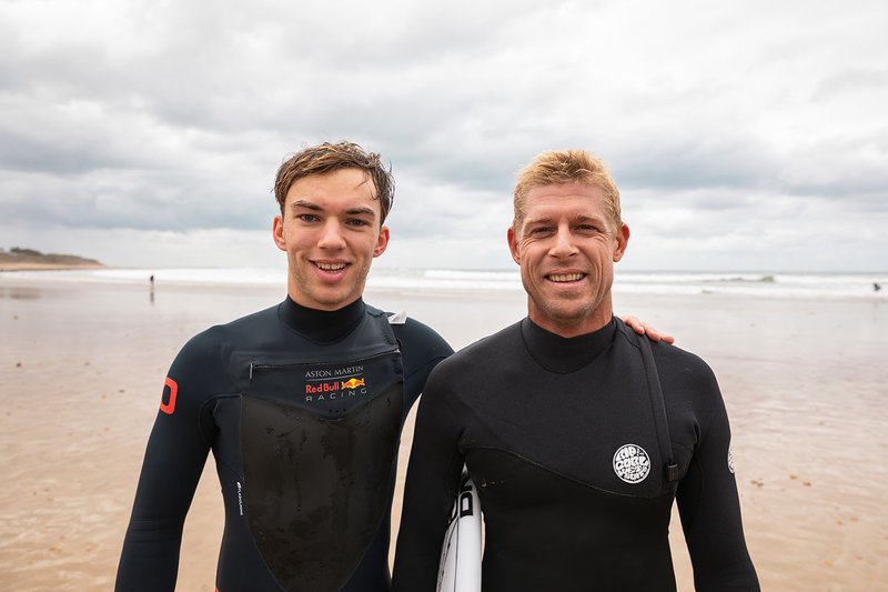 Pierre Gasly, Red Bull Racing surfeando con la leyenda del surf Mick Fanning