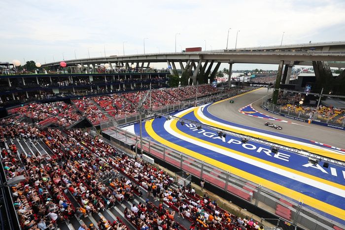 Nico Hulkenberg, Sauber, Esteban Ocon, Haas F1 Team