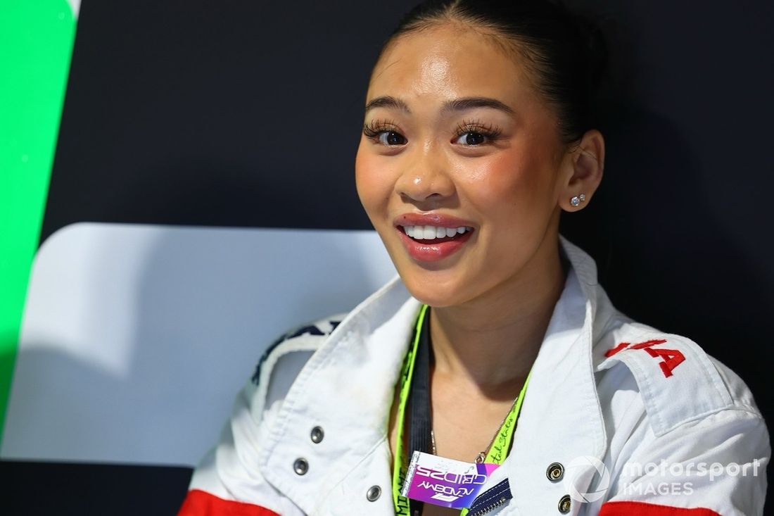 Suni Lee w garażu zespołu Stake F1 Team Kick Sauber 