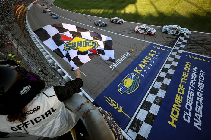 Chase Elliott, Hendrick Motorsports Chevrolet, Denny Hamlin, Joe Gibbs Racing Toyota