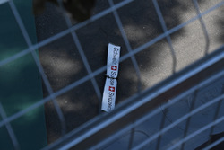 Pascal Wehrlein, Sauber C36, detriti dopo l'incidente in Q1